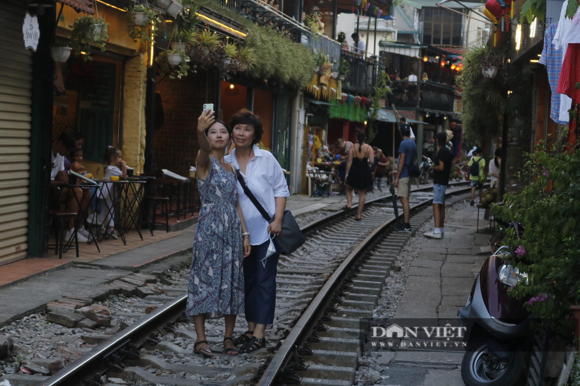 Cà phê đường tàu: “Con xóm điện ảnh” hồi sinh trở lại sau lệnh cấm - Ảnh 3.