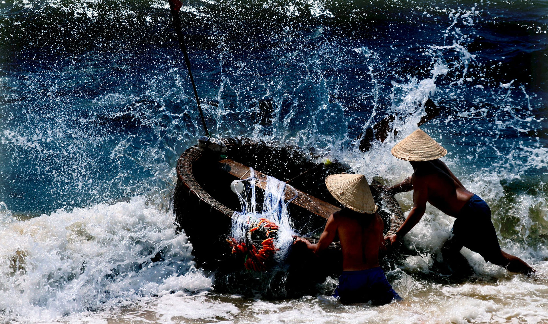 Leo lên thuyền thúng của dân làng chài Bình Thuận chèo thử, thúng cứ quay vòng tròn - Ảnh 1.