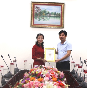 Trao Quyết định điều động và bổ nhiệm cán bộ cho tân Phó Hiệu trưởng Trường Trung cấp Nông dân Việt Nam - Ảnh 1.