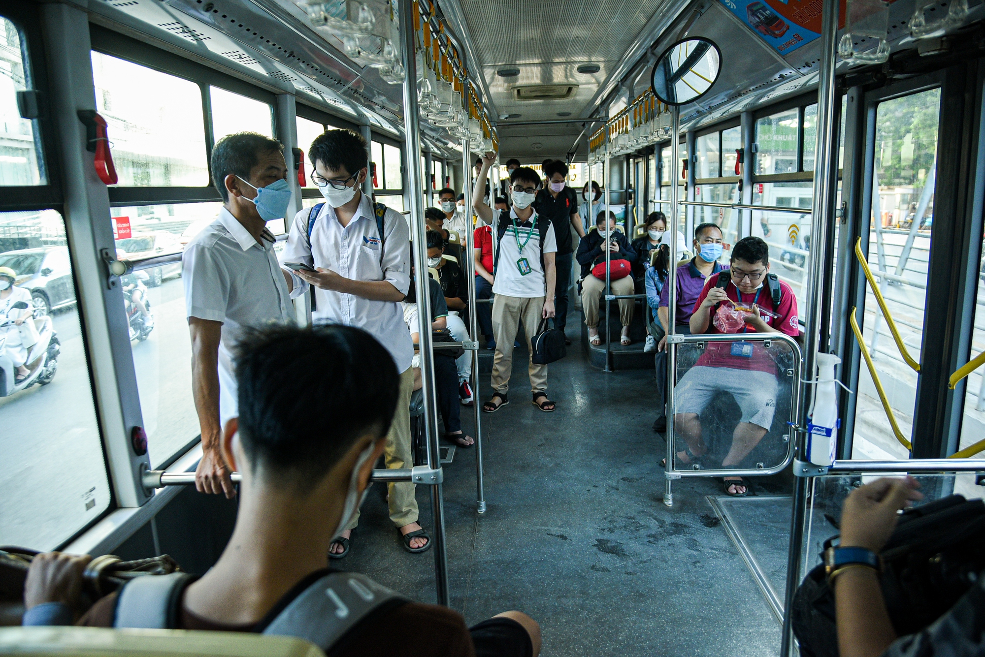 Xe buýt BRT ở Hà Nội vắng khách sau 6 năm hoạt động, giờ cao điểm còn bị lấn làn - Ảnh 6.