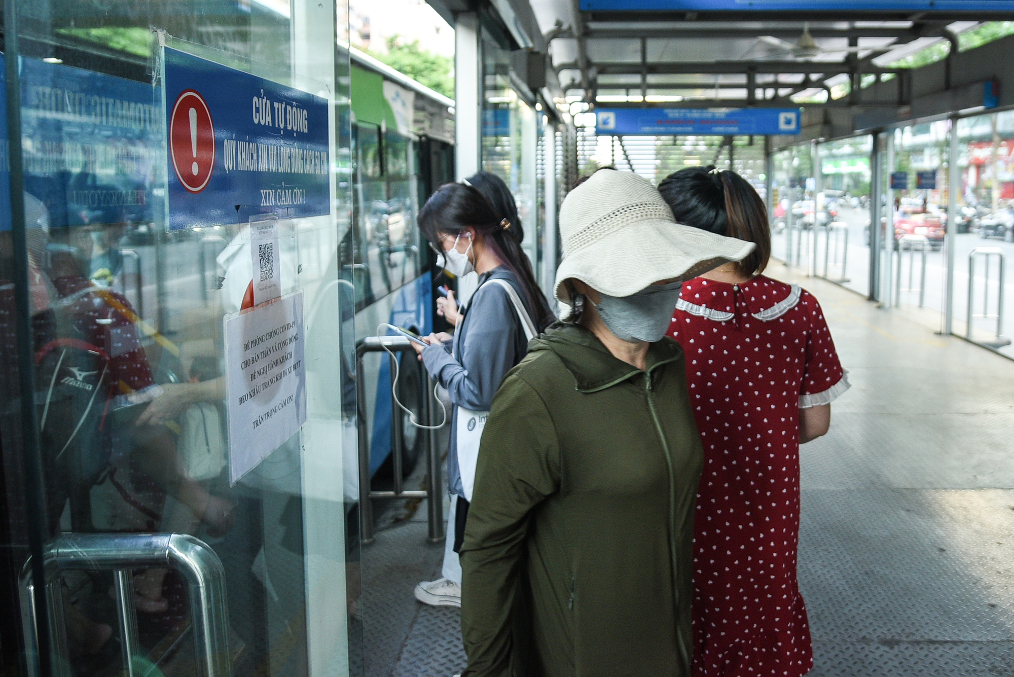 Xe buýt BRT ở Hà Nội vắng khách sau 6 năm hoạt động, giờ cao điểm còn bị lấn làn - Ảnh 5.