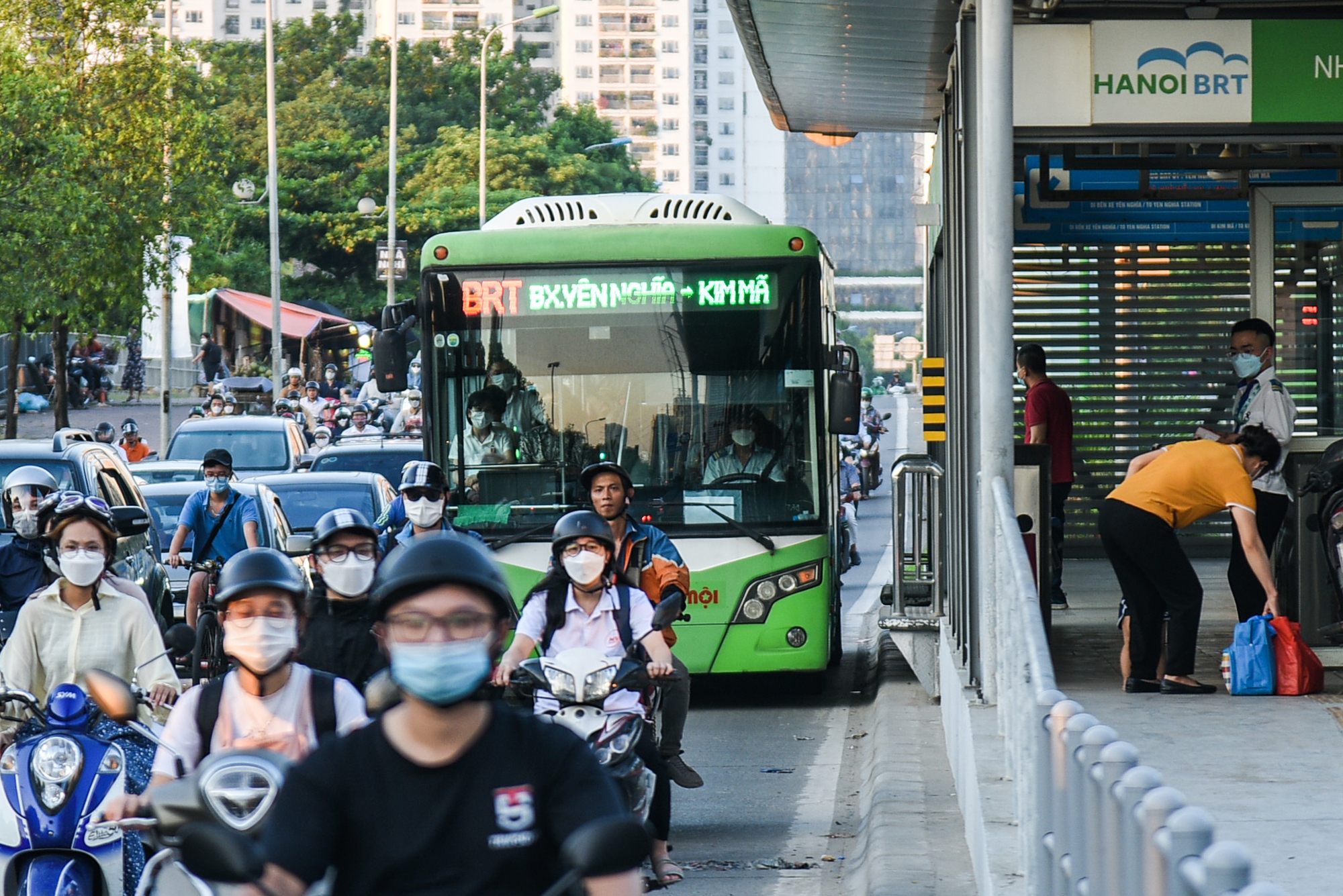 Xe buýt BRT ở Hà Nội vắng khách sau 6 năm hoạt động, giờ cao điểm còn bị lấn làn - Ảnh 7.