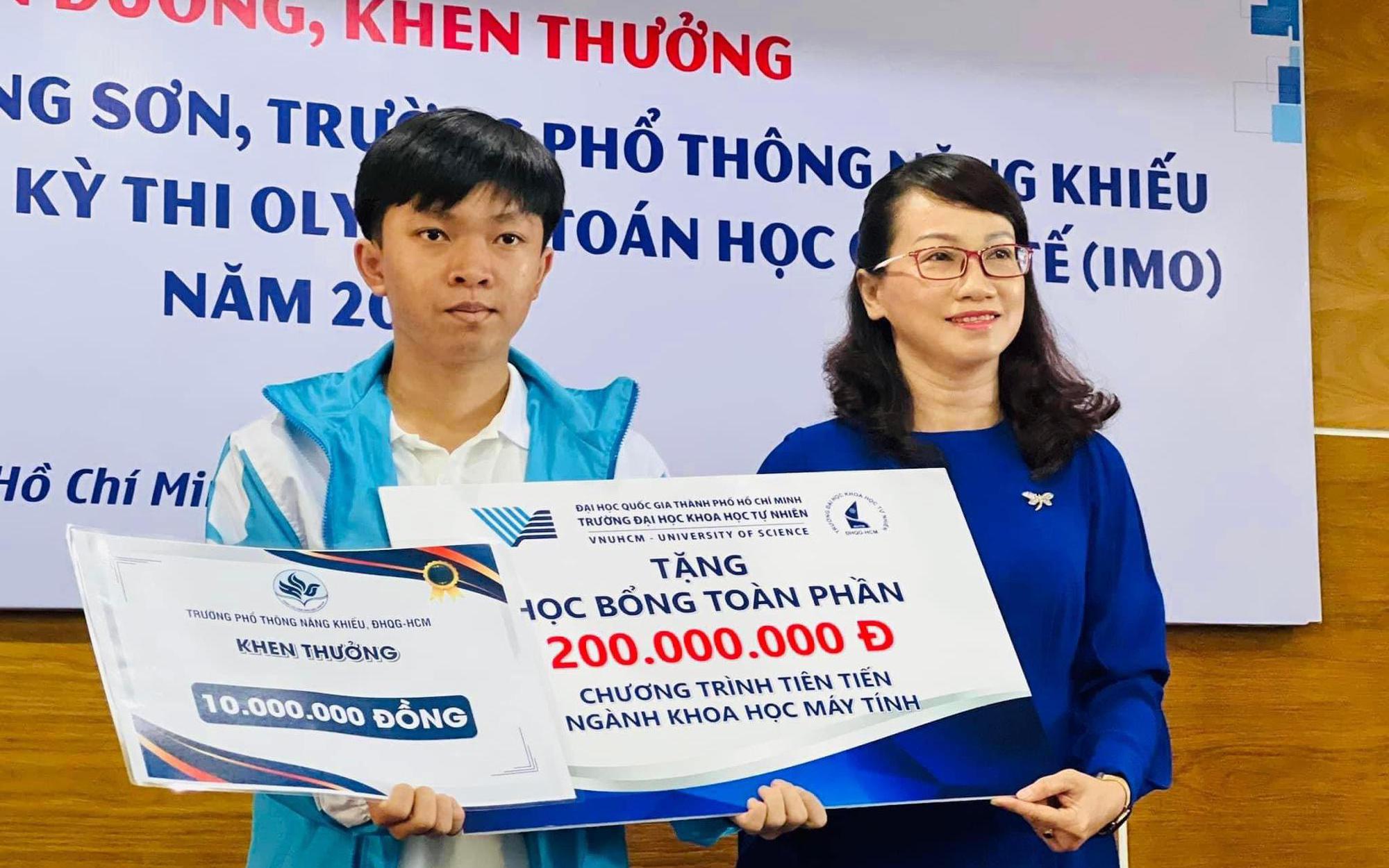 Hai học sinh đoạt huy chương quốc tế được 100% học bổng tại Trường ĐH Khoa học Tự nhiên TP.HCM