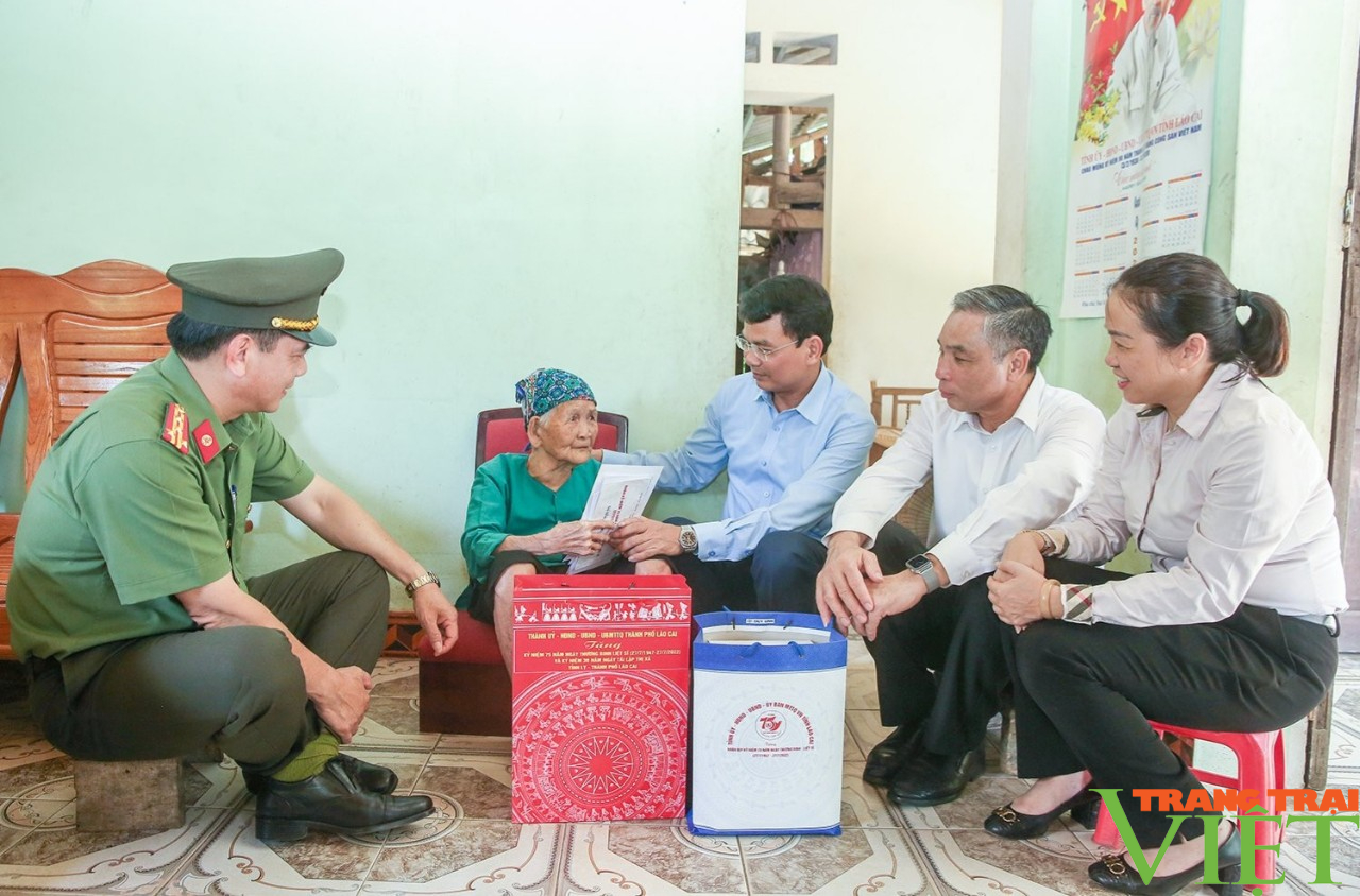 Bí thư Tỉnh ủy Lào Cai thăm, tặng quà các Mẹ Việt Nam anh hùng, gia đình chính sách - Ảnh 1. Bí thư Tỉnh ủy Lào Cai thăm, tặng quà các Mẹ Việt Nam anh hùng, gia đình chính sách - Ảnh 1.