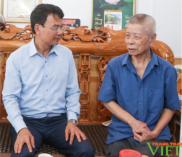 Bí thư Tỉnh ủy Lào Cai thăm, tặng quà các Mẹ Việt Nam anh hùng, gia đình chính sách  - Ảnh 3.