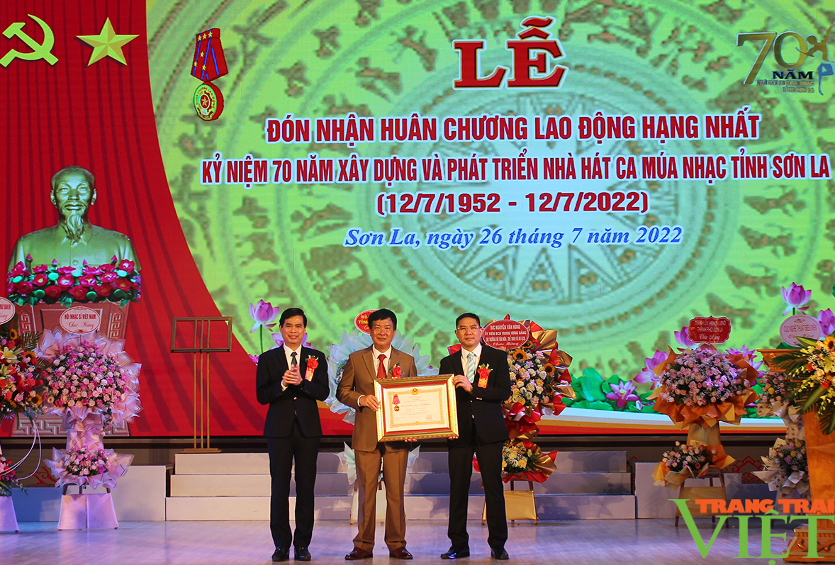 Nhà hát Ca múa nhạc tỉnh Sơn La đón nhận Huân chương Lao động hạng Nhất - Ảnh 2.