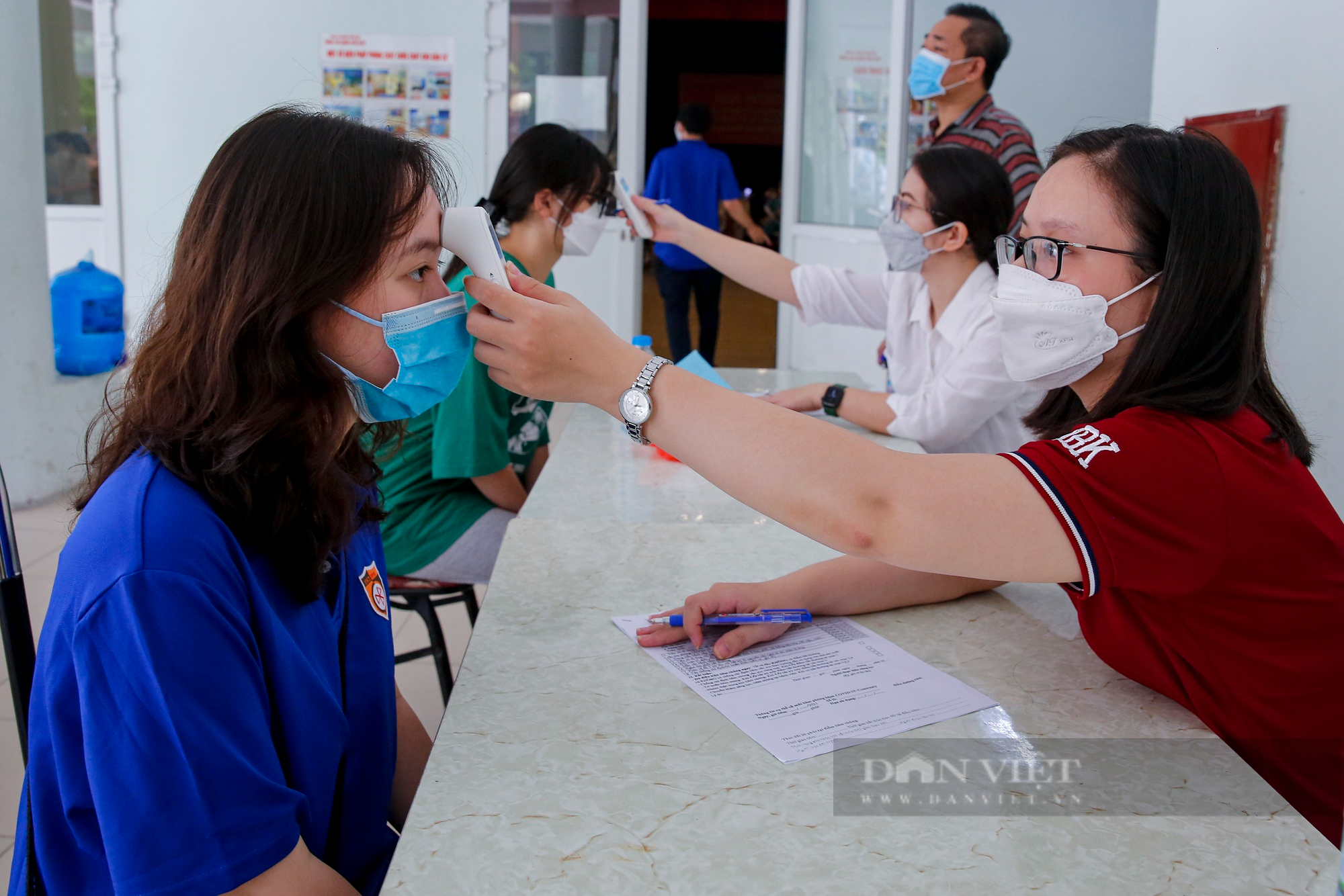 Học sinh Hà Nội bắt đầu tiêm mũi 3 vaccine phòng Covid-19 - Ảnh 2.