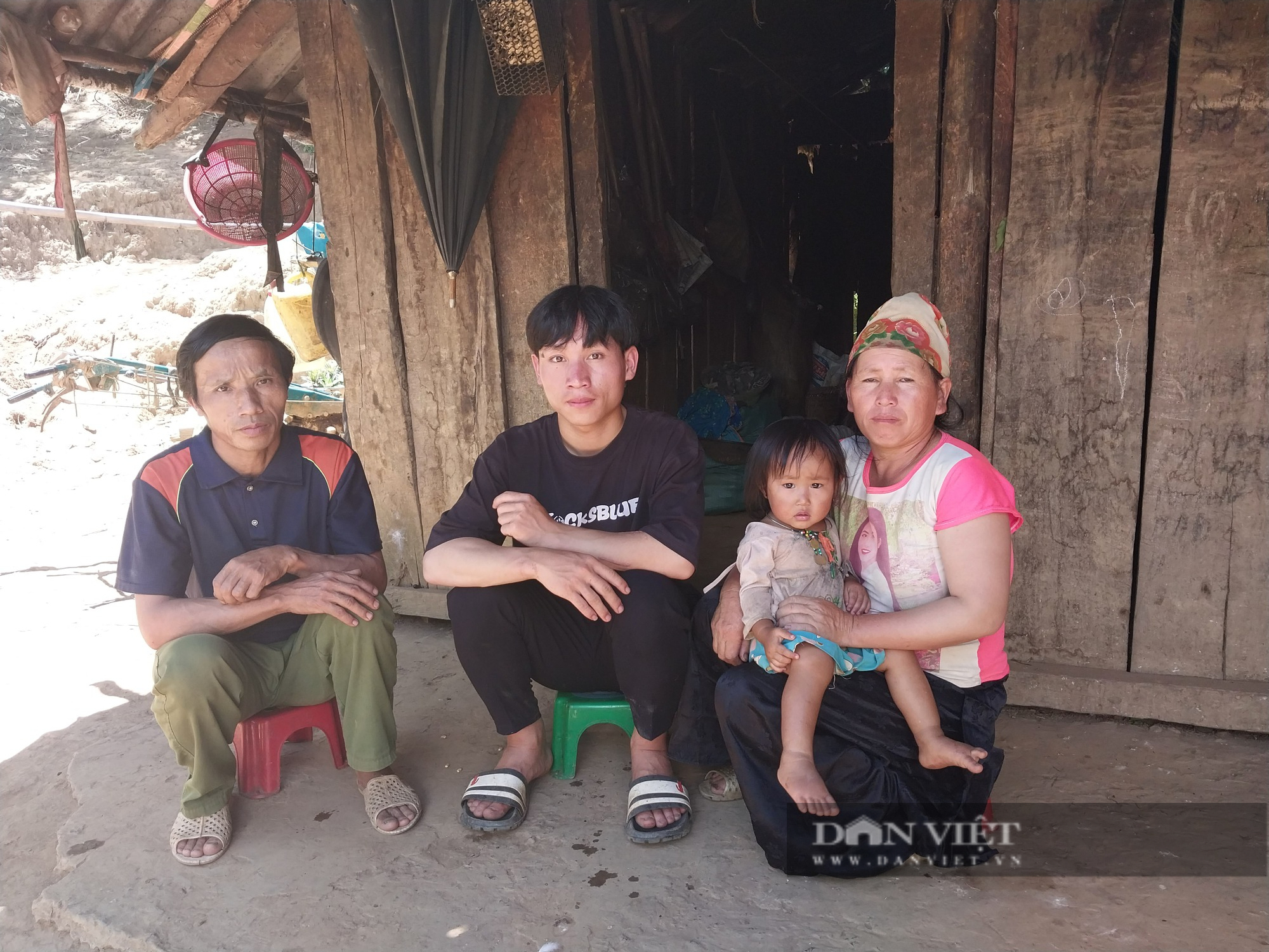 Trò chuyện với cậu học trò nghèo dân tộc Mông vùng cao Sơn La đạt điểm 10 môn Lịch sử kỳ thi THPT năm 2022 - Ảnh 2.