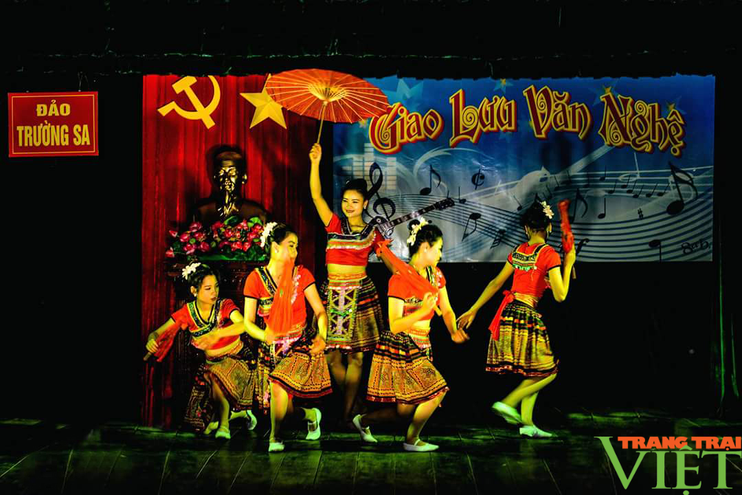 Nhà hát Ca múa nhạc tỉnh Sơn La đón nhận Huân chương Lao động hạng Nhất - Ảnh 4.