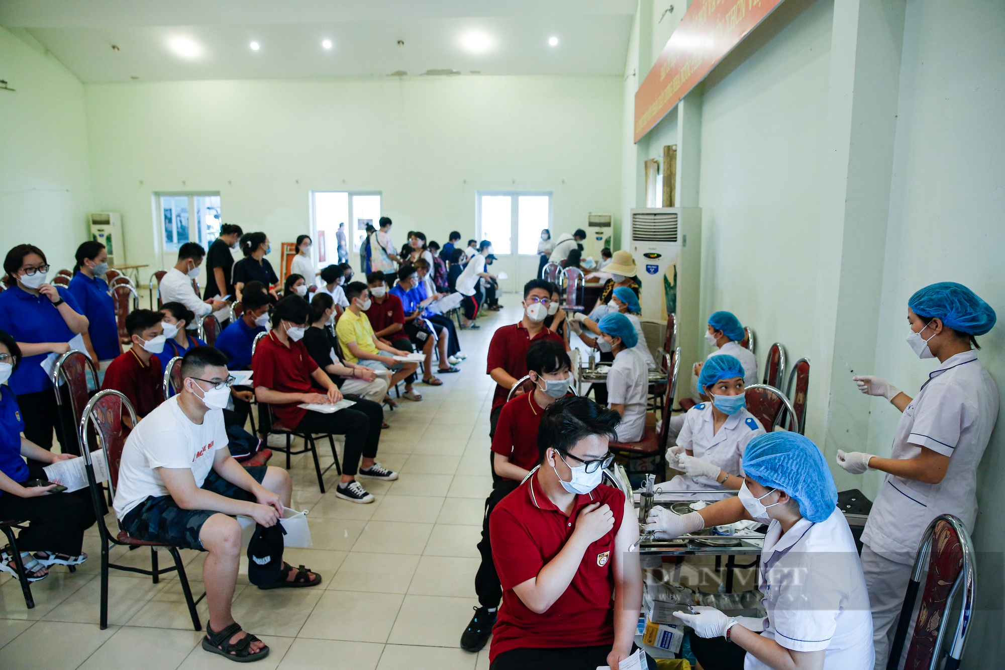 Học sinh Hà Nội bắt đầu tiêm mũi 3 vaccine phòng Covid-19 - Ảnh 5.