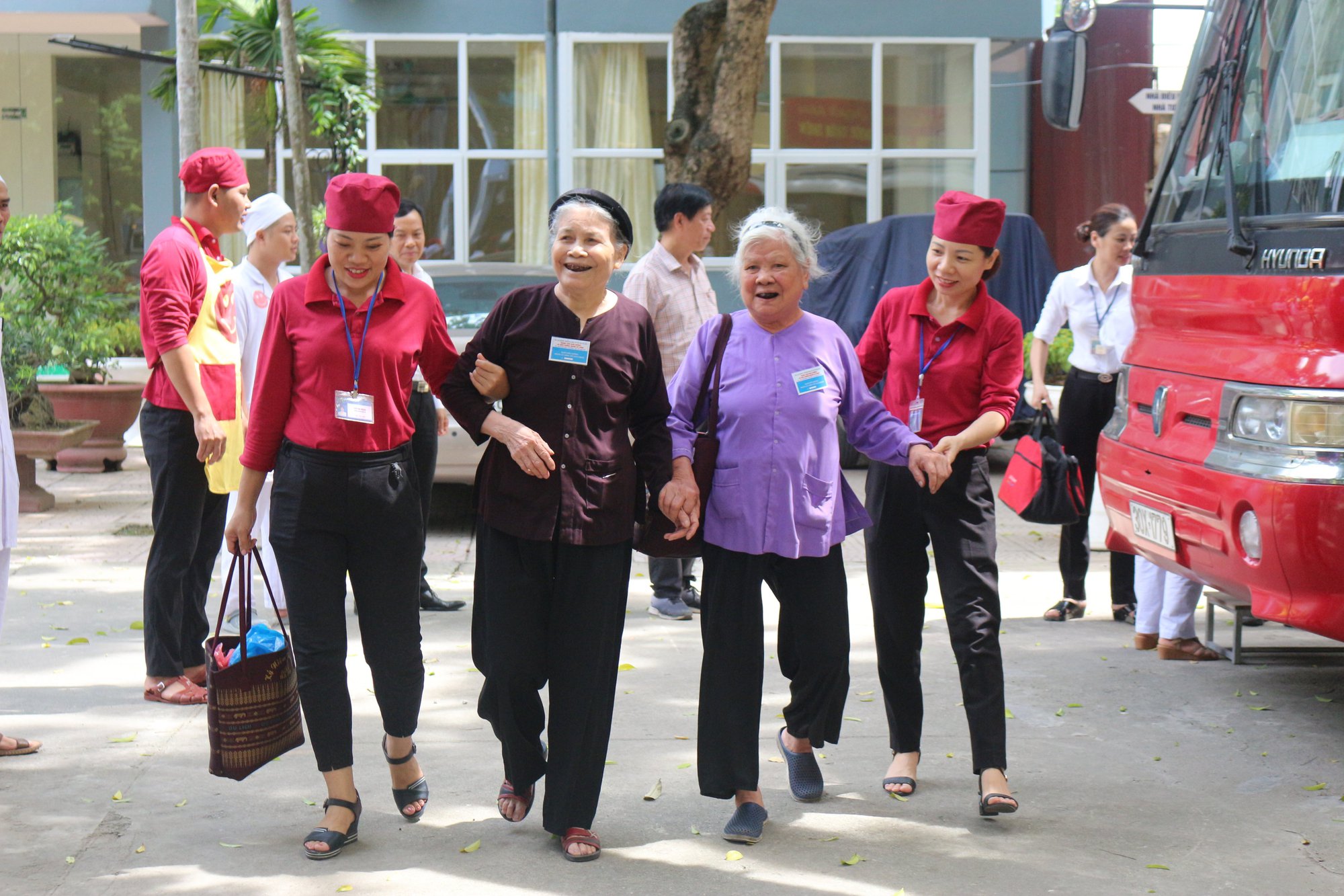 Trưng bày chuyên đề ảnh “Hà Nội - Tiếp nối truyền thống &quot;Uống nước nhớ nguồn&quot; - Ảnh 4.