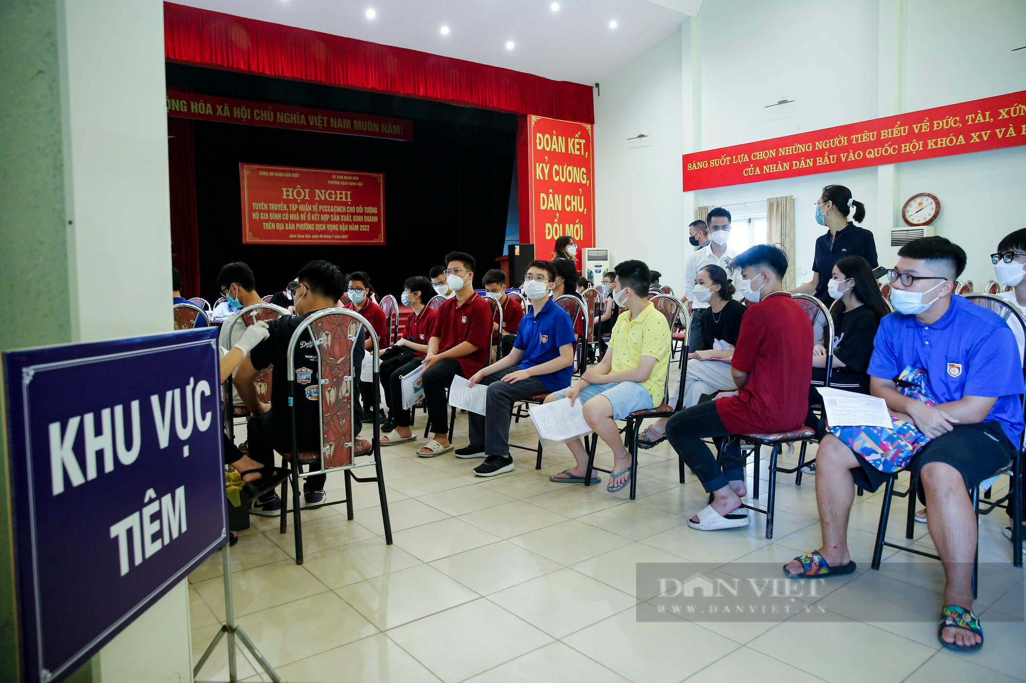 Học sinh Hà Nội bắt đầu tiêm mũi 3 vaccine phòng Covid-19 - Ảnh 4.