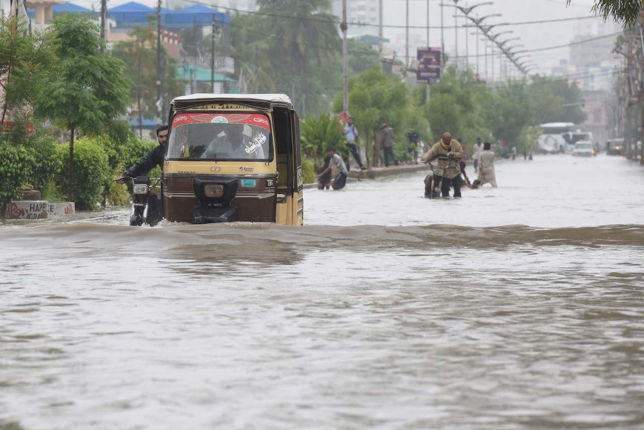 Thành phố lớn nhất Pakistan chìm trong thảm họa lũ lụt - Ảnh 2.