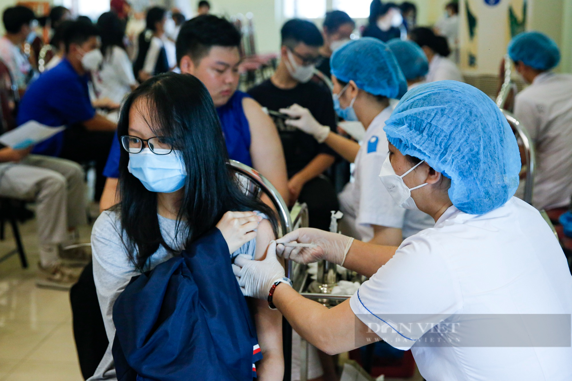 Học sinh Hà Nội bắt đầu tiêm mũi 3 vaccine phòng Covid-19 - Ảnh 7.