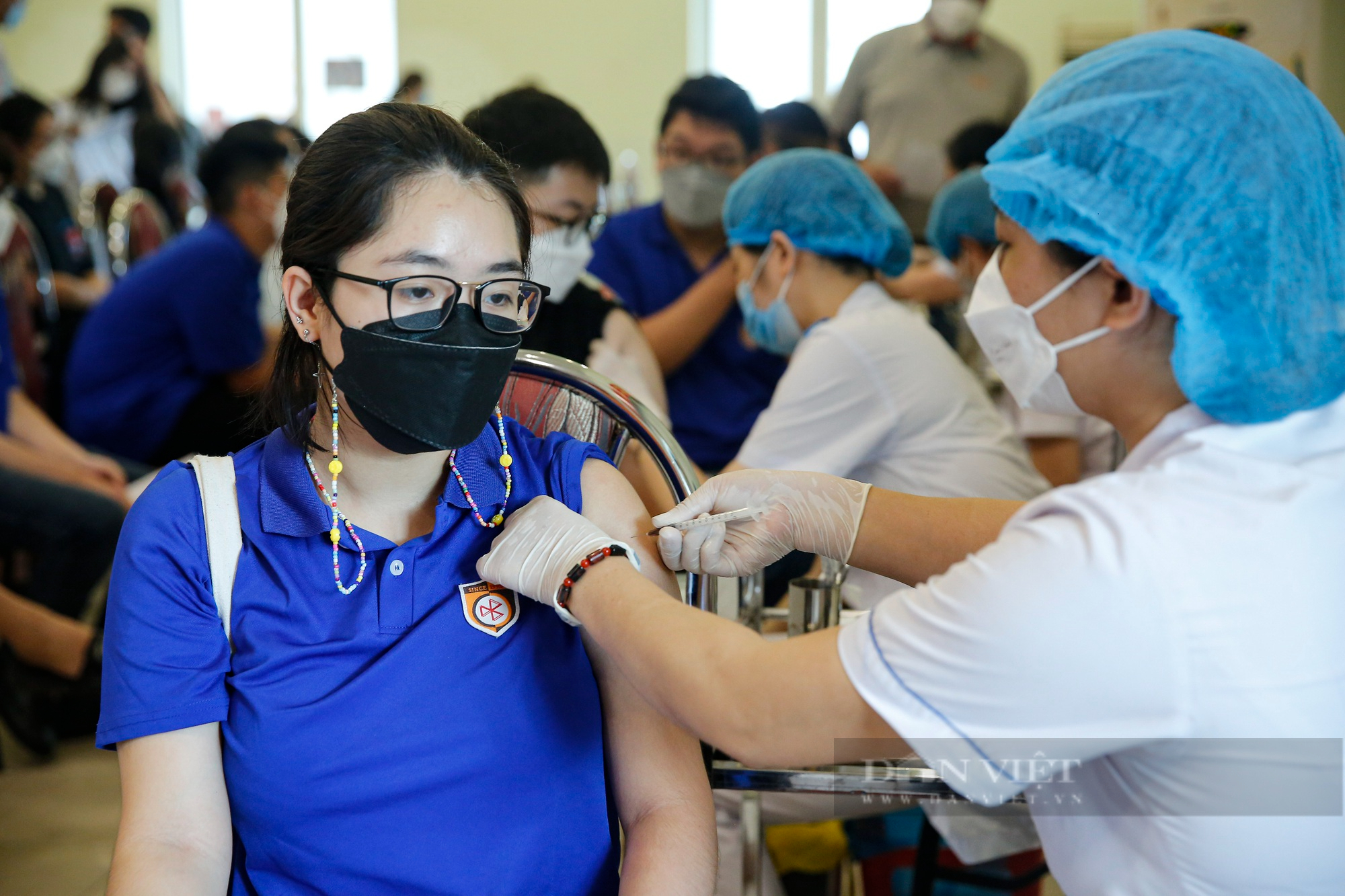 Học sinh Hà Nội bắt đầu tiêm mũi 3 vaccine phòng Covid-19 - Ảnh 9.