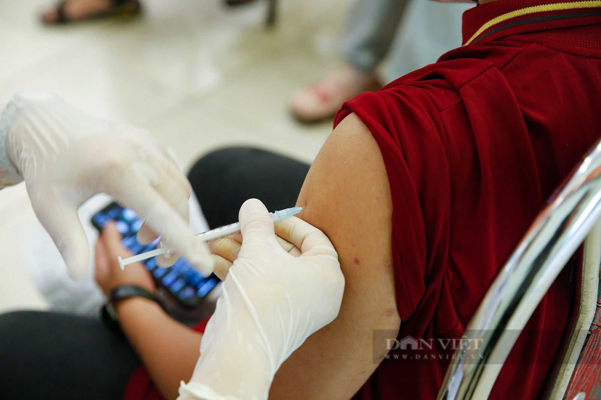 Học sinh Hà Nội bắt đầu tiêm mũi 3 vaccine phòng Covid-19 - Ảnh 8.