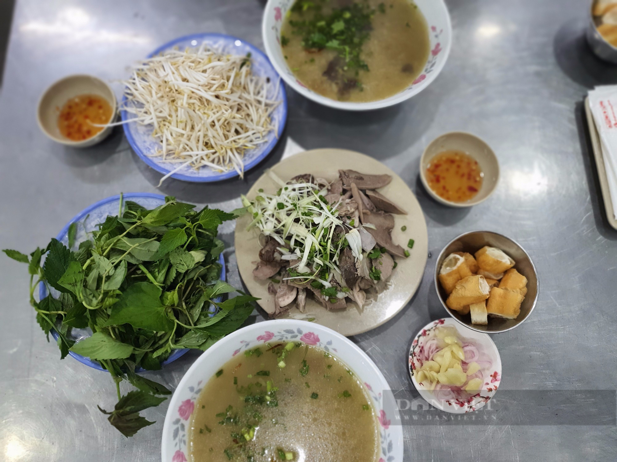 Sài Gòn quán: Quán cháo lòng &quot;sang chảnh&quot; ở quận 3, bưng phần ăn ra là thấy thèm - Ảnh 3.