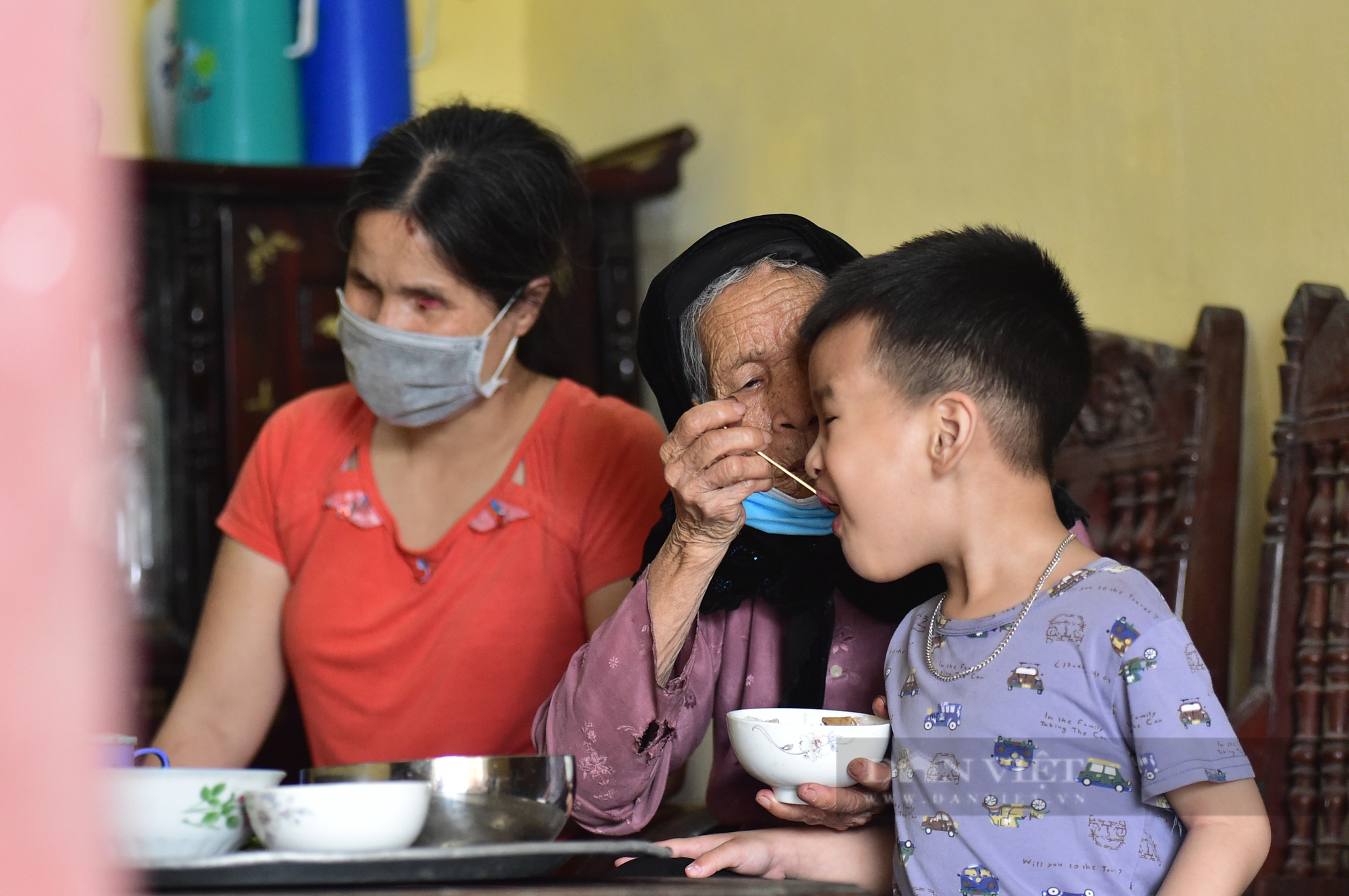 Người mẹ mù lòa chăm con trai 19 tháng tuổi ung thư võng mạc: &quot;Biết con sưng, đau mà tôi thắt lòng&quot; - Ảnh 11.