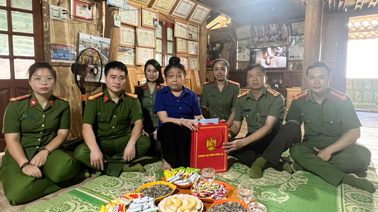 Công an tỉnh Sơn La thăm hỏi, tặng quà các gia đình chính sách - Ảnh 2.