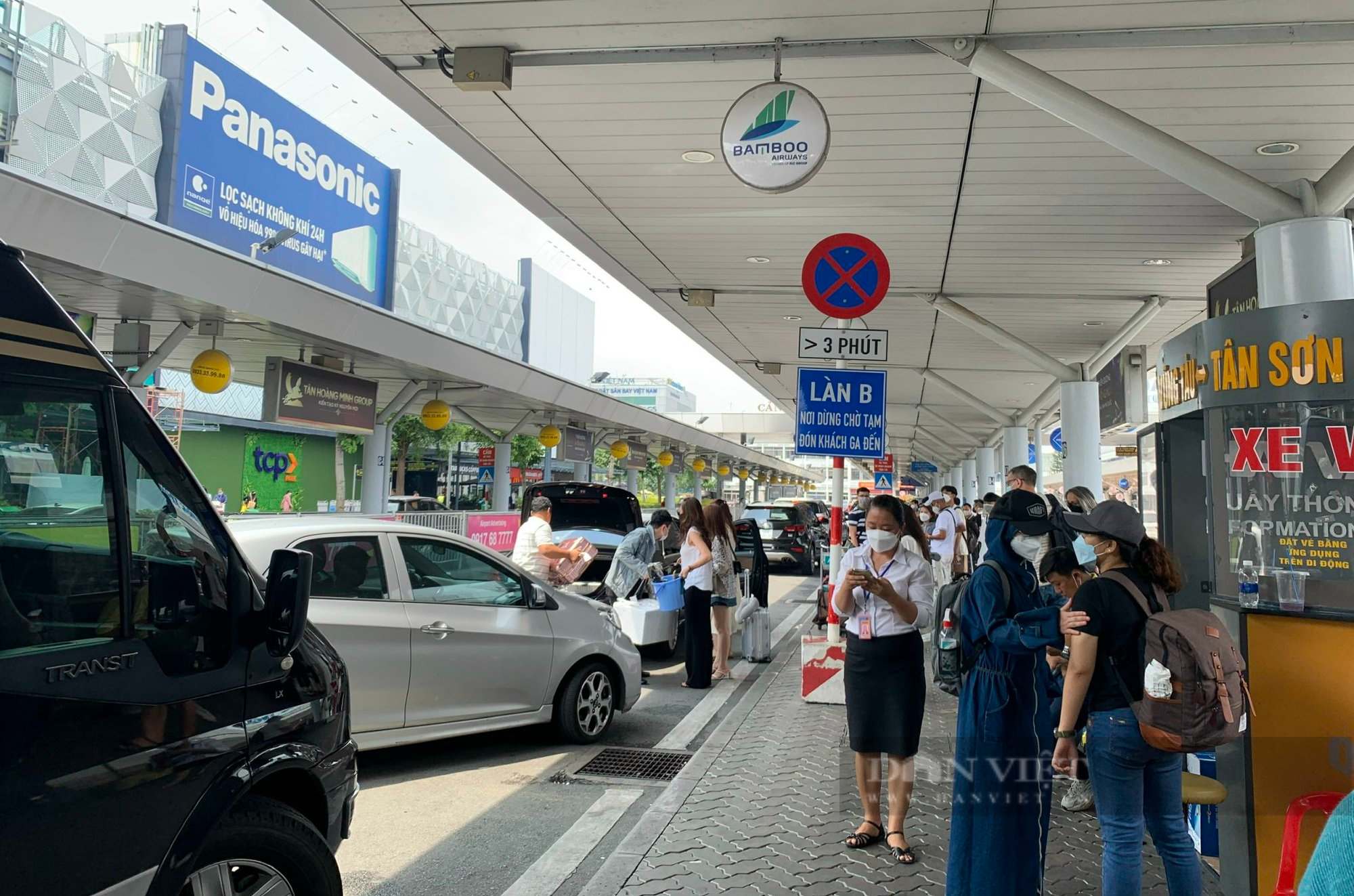 TP.HCM tìm giải pháp không để thiếu xe đón khách tại Tân Sơn Nhất - Ảnh 3.