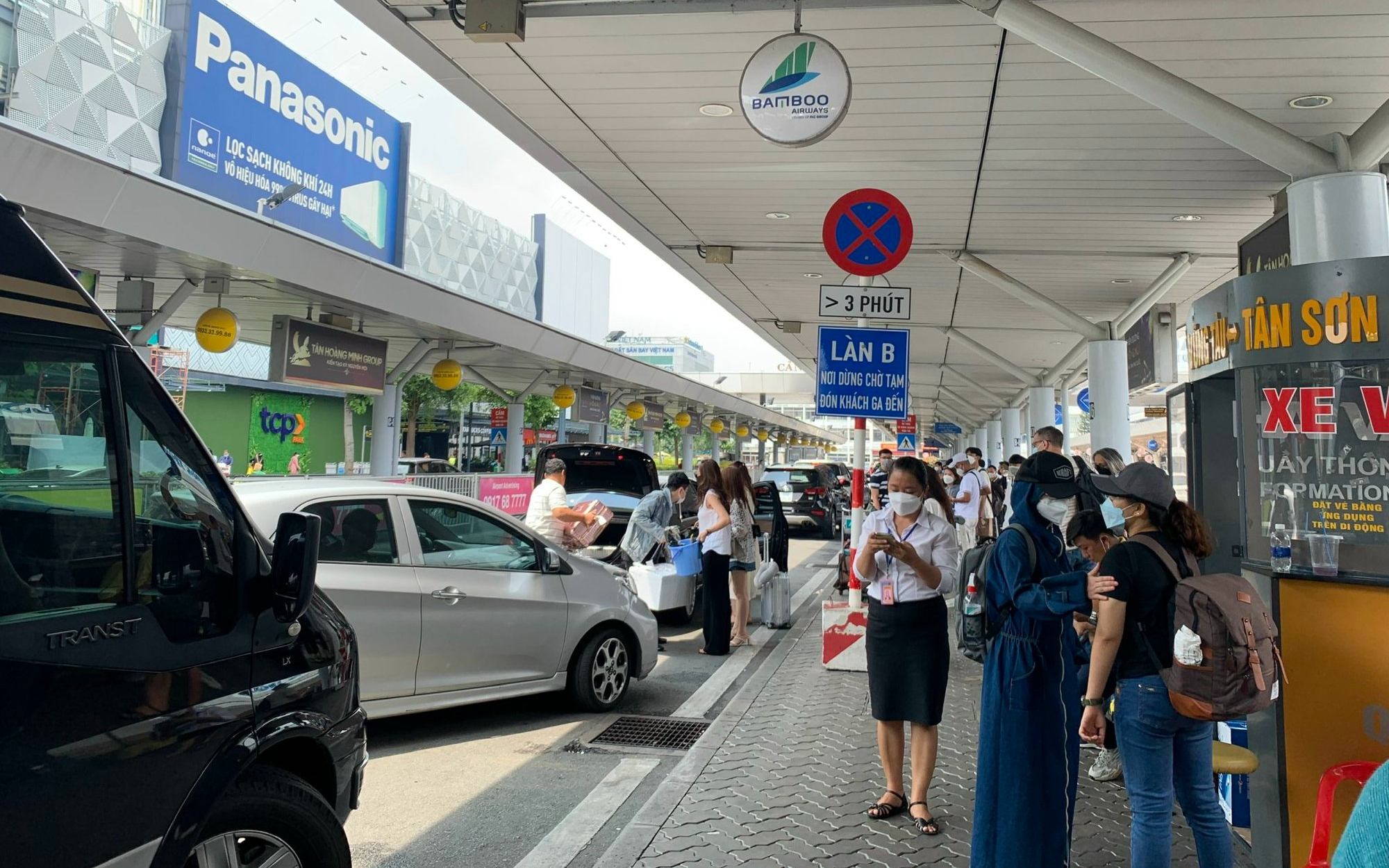 Loay hoay tìm giải pháp ứng phó với tình trạng thiếu xe đón khách tại sân bay Tân Sơn Nhất - Ảnh 1.