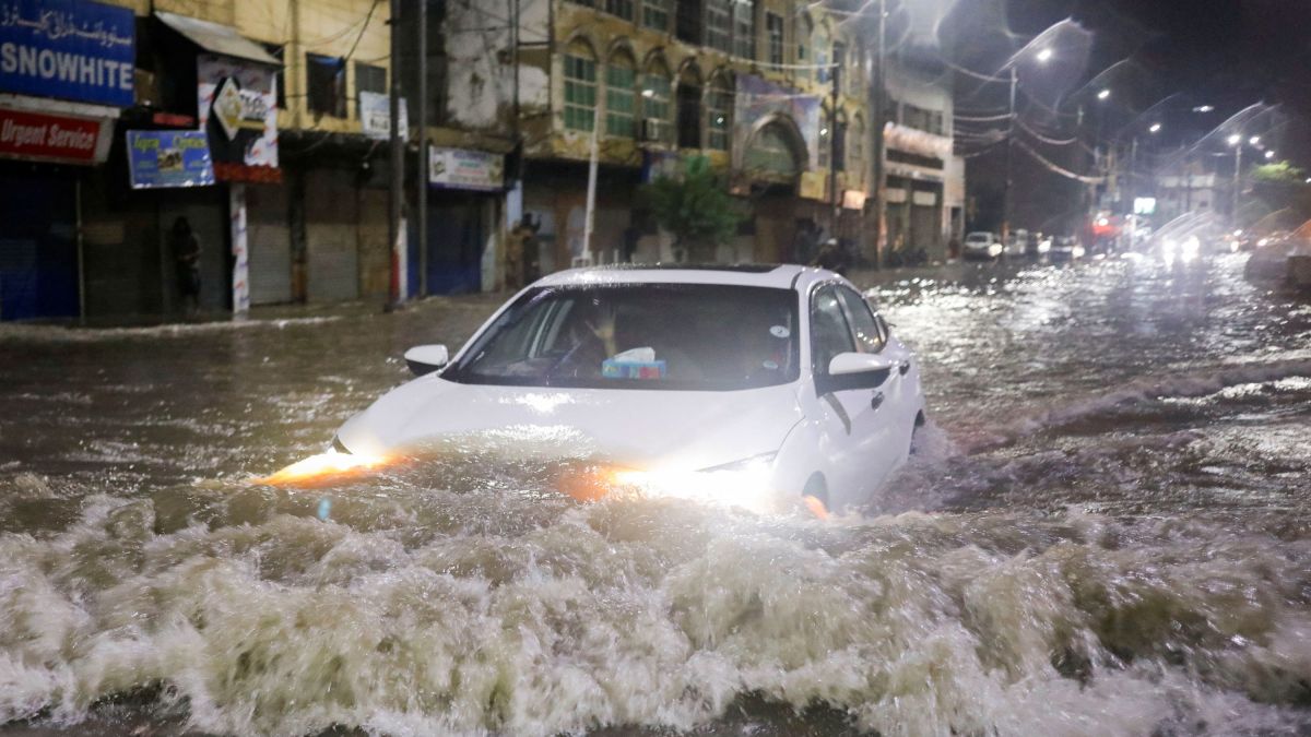 Thành phố lớn nhất Pakistan chìm trong thảm họa lũ lụt - Ảnh 5.