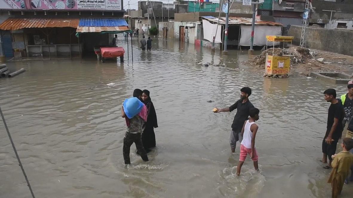 Thành phố lớn nhất Pakistan chìm trong thảm họa lũ lụt - Ảnh 3.