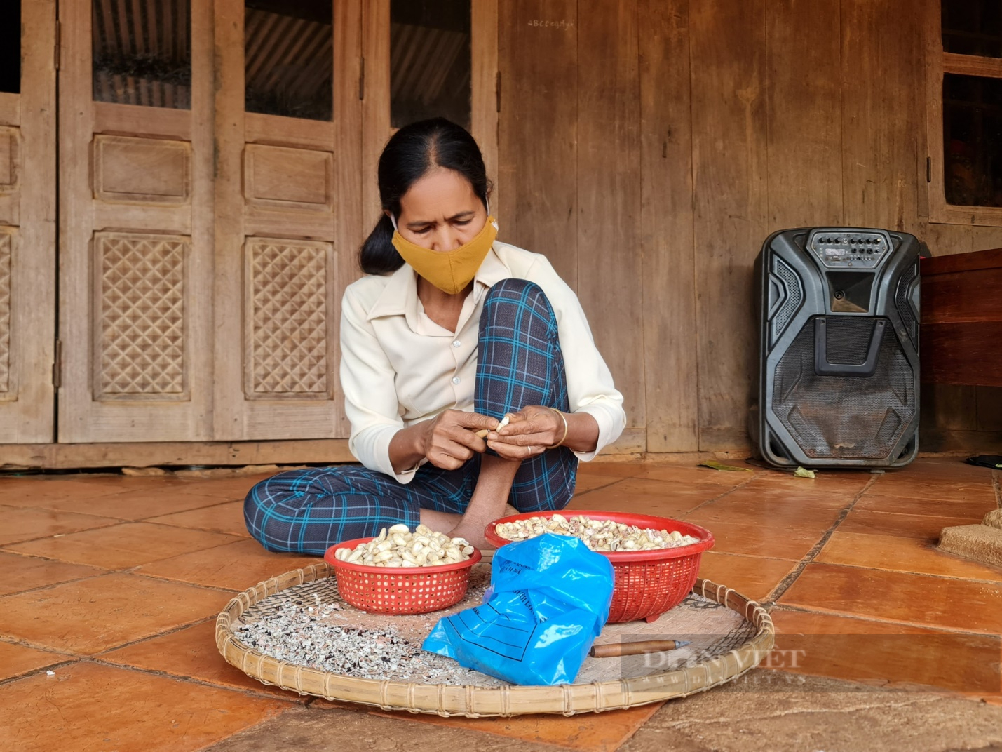 Vì sao nói mãi vẫn còn chuyện đồng bào dân tộc thiểu số bán điều non, cầm cố đất, vay lãi cao ở Bình Phước?