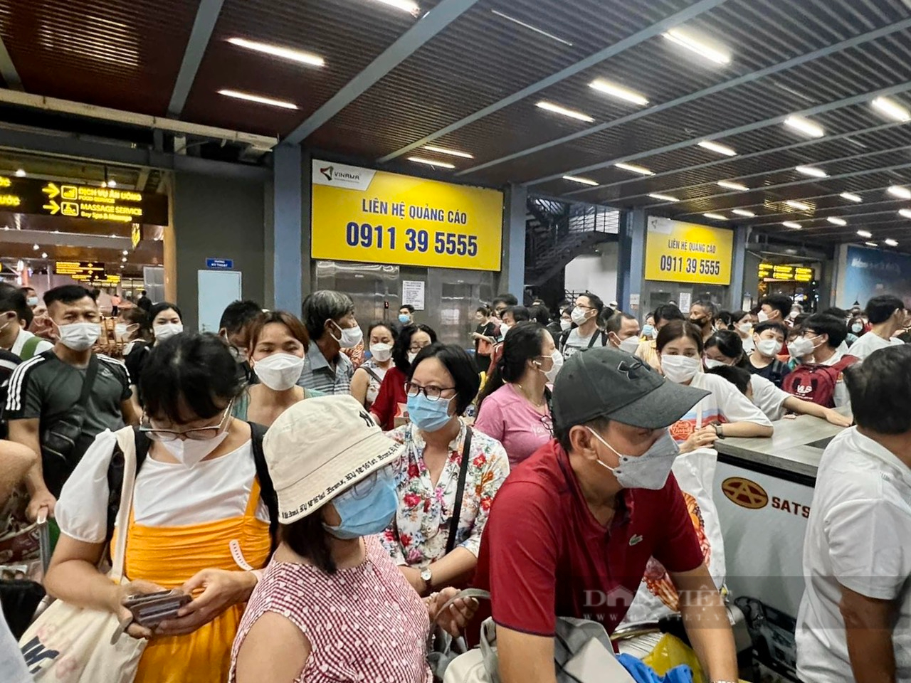 TP.HCM tìm giải pháp không để thiếu xe đón khách tại Tân Sơn Nhất - Ảnh 1.