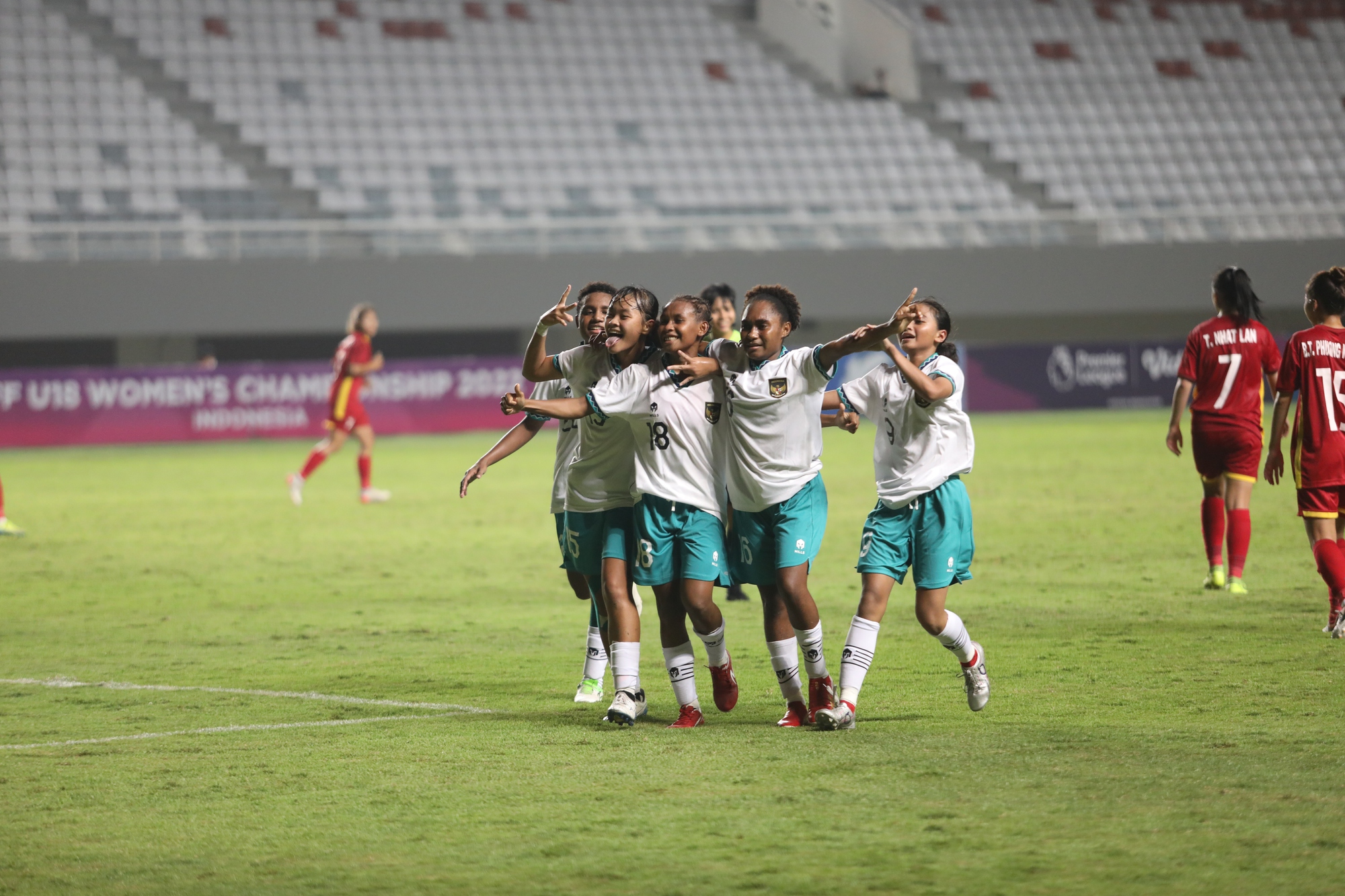 Như Quỳnh ghi bàn giúp U18 nữ Việt Nam ngược dòng đá bại Indonesia - Ảnh 1.