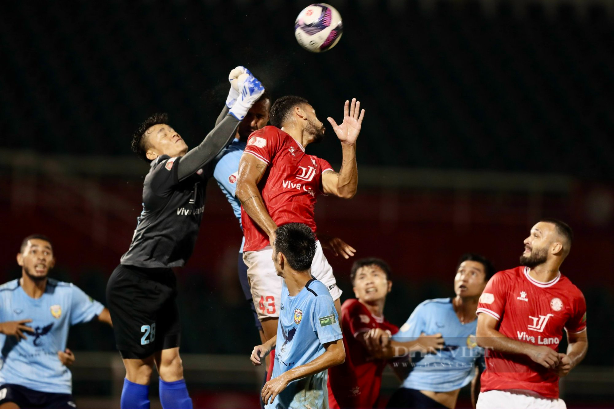 Chuyển nhượng thất bại, mâu thuẫn nội bộ khiến CLB TP.HCM lao đao tại V.League 2022 - Ảnh 3.