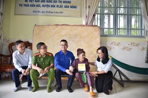 Nhôm Đắk Nông: Tri ân mẹ Việt Nam Anh hùng nhân ngày 27/7 - Ảnh 1.