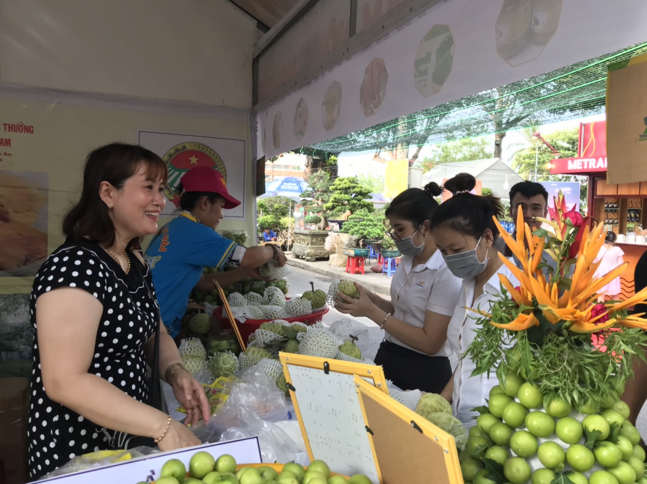Sầu riêng, táo, bưởi... thu hút khách tại phiên chợ nông sản Khánh Hoà - Ảnh 3.