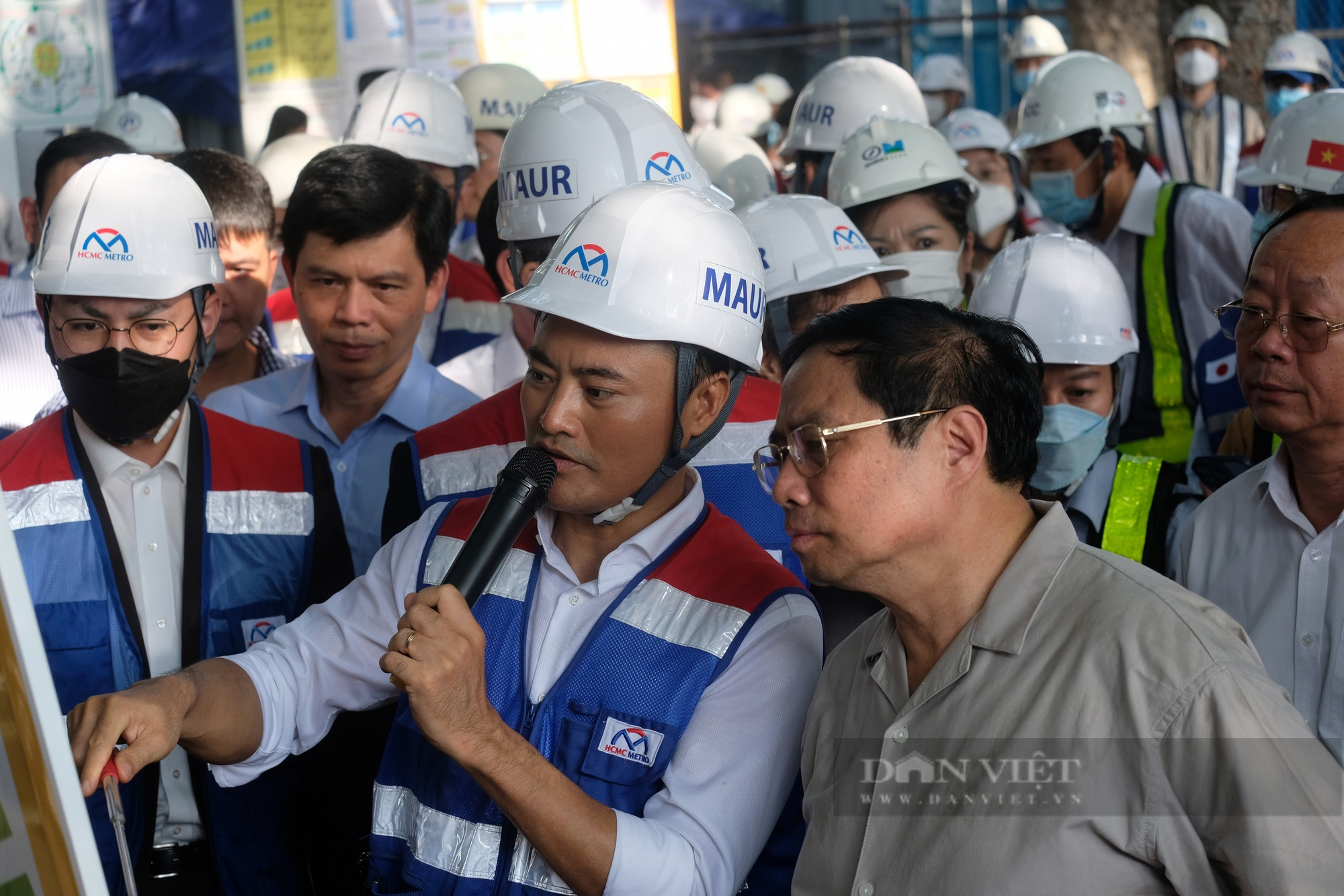 Thủ tướng Chính phủ Phạm Minh Chính cùng đoàn công tác thị sát tuyến metro số 1 - Ảnh 2.