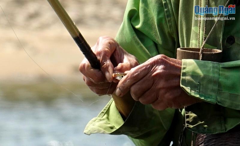 Gọi là ‘săn’ cho oai, chứ người dân trên núi Quảng Ngãi đơn giản chỉ là ‘câu cá suối’ - Ảnh 2.