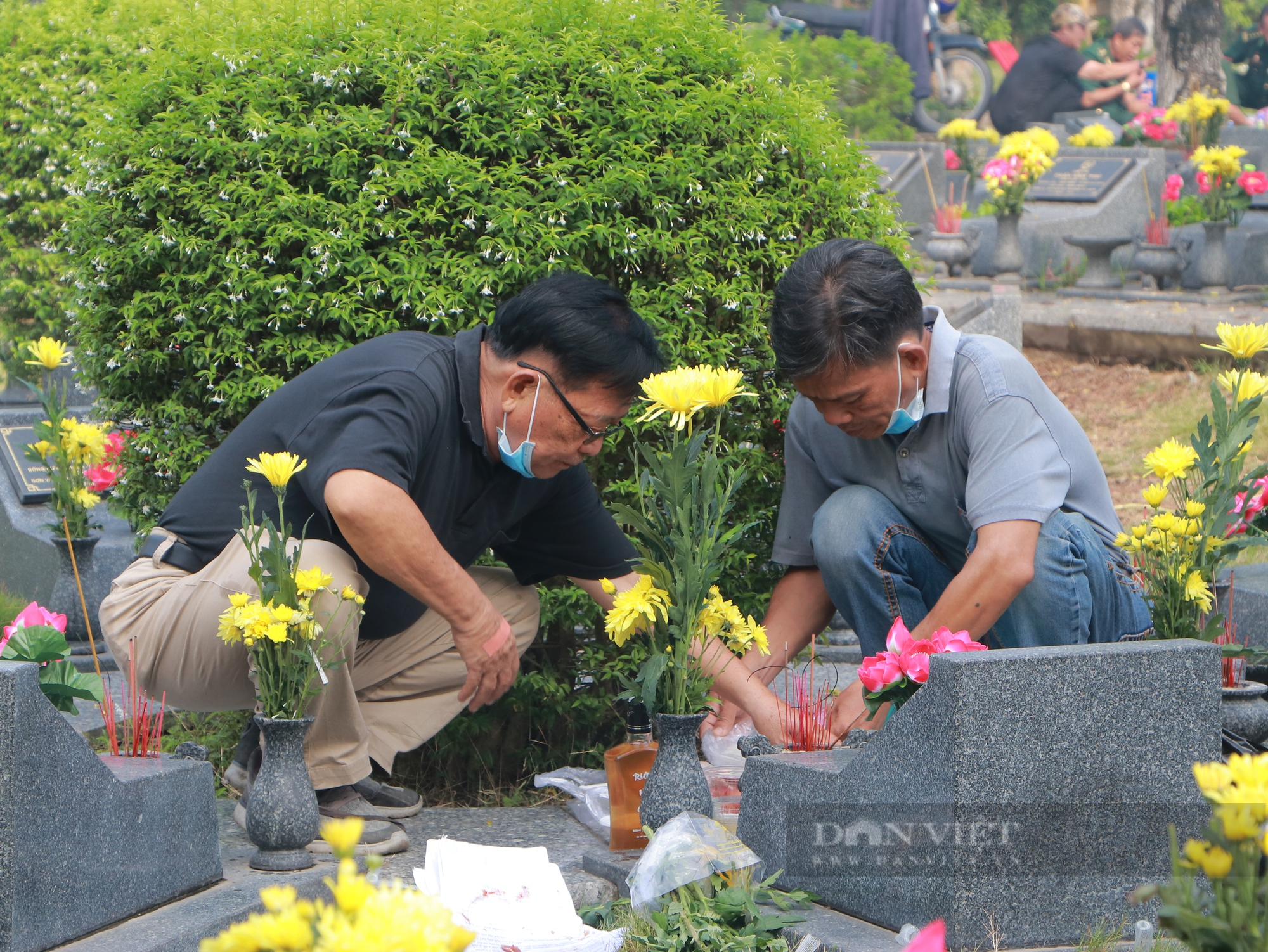 Nghĩa trang Liệt sĩ TP. HCM đón nhiều đoàn đến dâng hương ngày Thương binh - Liệt sĩ - Ảnh 7.
