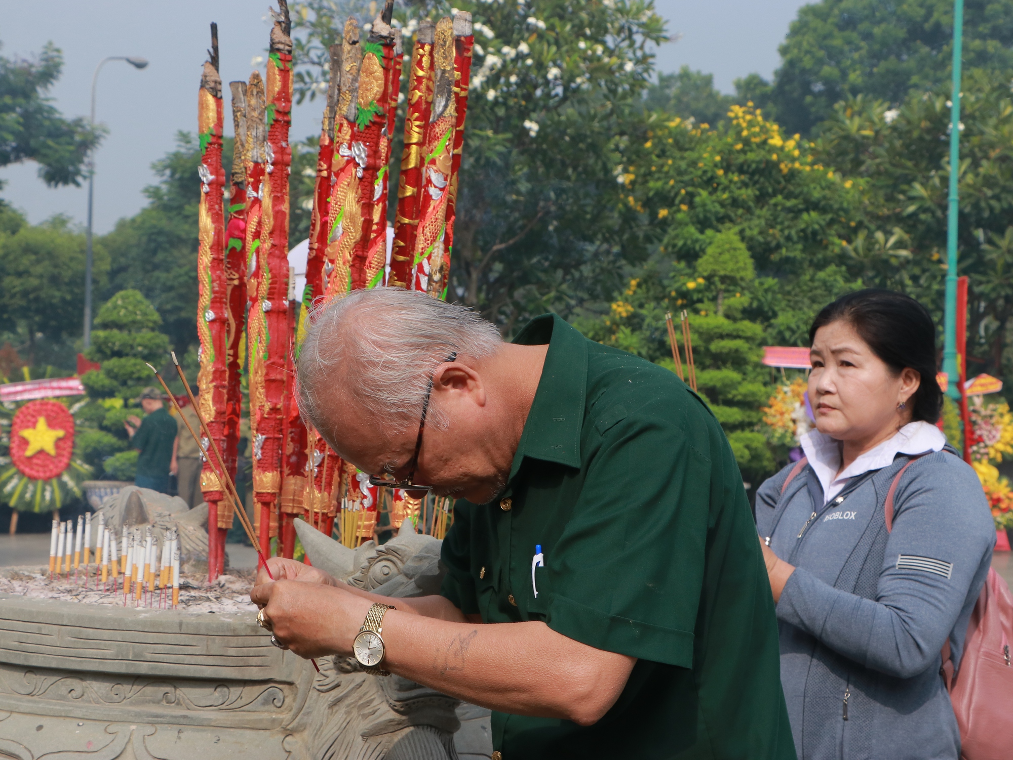 Nghĩa trang Liệt sĩ TP. HCM đón nhiều đoàn đến dâng hương ngày Thương binh - Liệt sĩ - Ảnh 3.