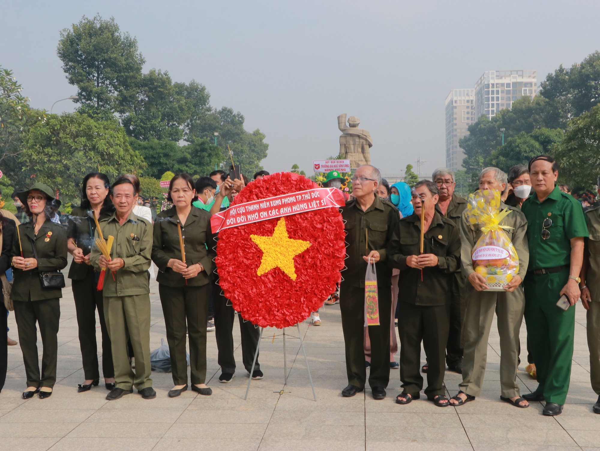 Nghĩa trang Liệt sĩ TP. HCM đón nhiều đoàn đến dâng hương ngày Thương binh - Liệt sĩ - Ảnh 9.