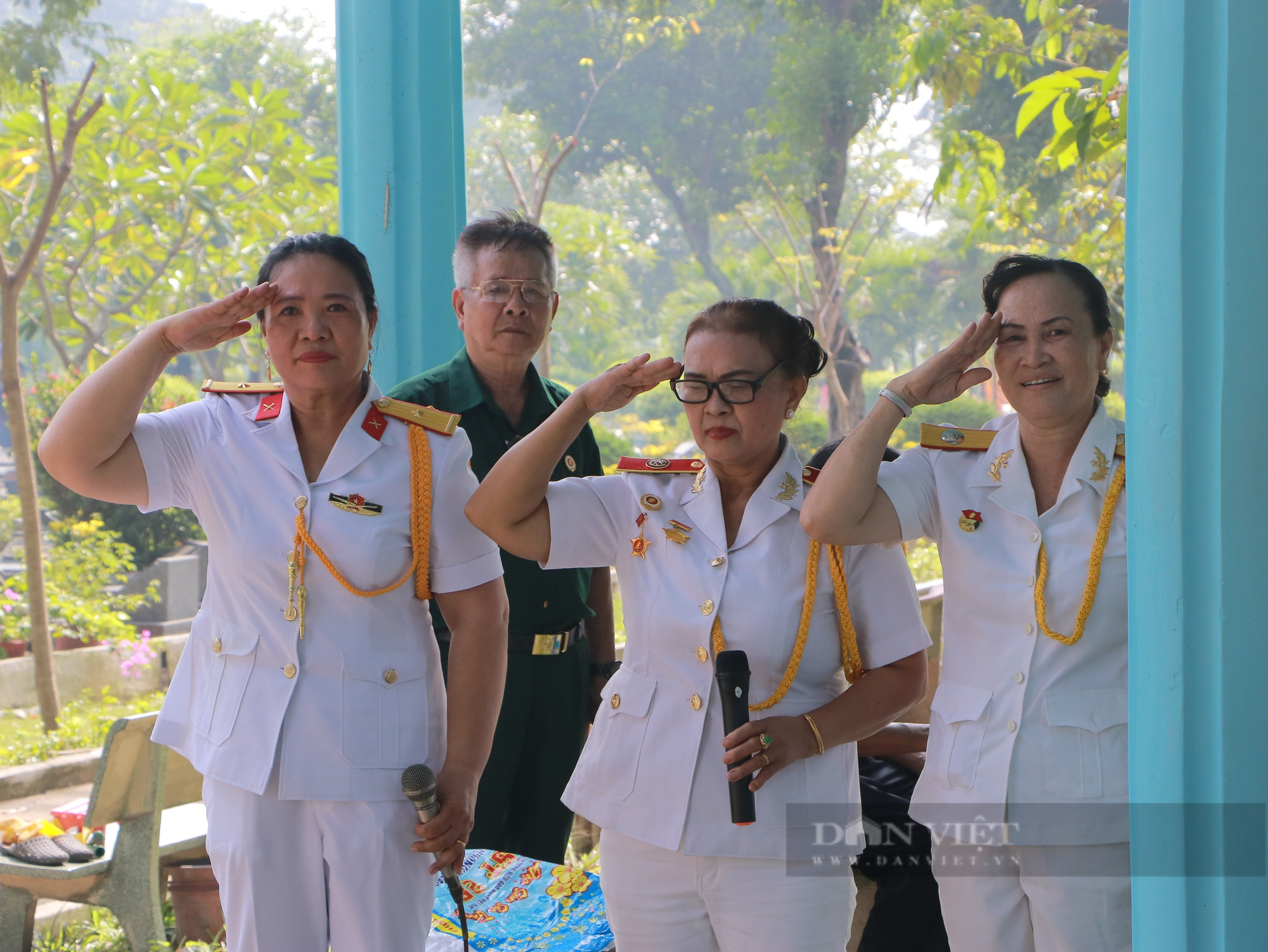 Nghĩa trang Liệt sĩ TP. HCM đón nhiều đoàn đến dâng hương ngày Thương binh - Liệt sĩ - Ảnh 8.