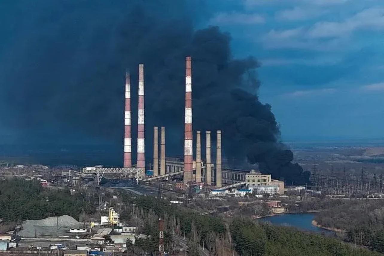 Nóng chiến sự Ukraine: Nga kiểm soát toàn bộ nhà máy điện Vuhlehirska - Ảnh 1.