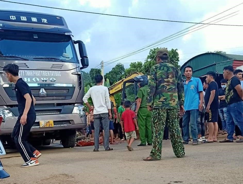 Sơn La: Va chạm với xe đầu kéo, 1 người đi xe máy tử vong - Ảnh 1.