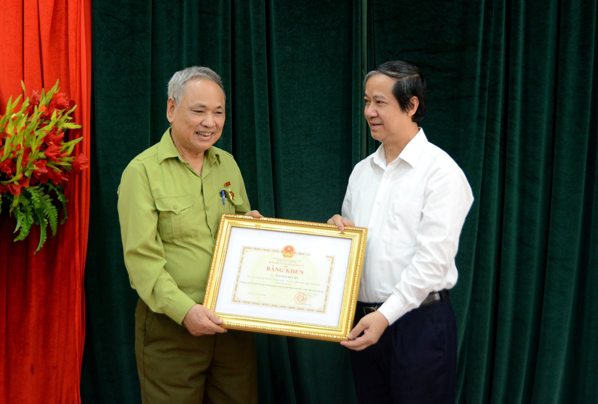 Thí sinh cao tuổi nhất Kỳ thi tốt nghiệp THPT 2022 được Bộ trưởng tặng Bằng khen - Ảnh 1.