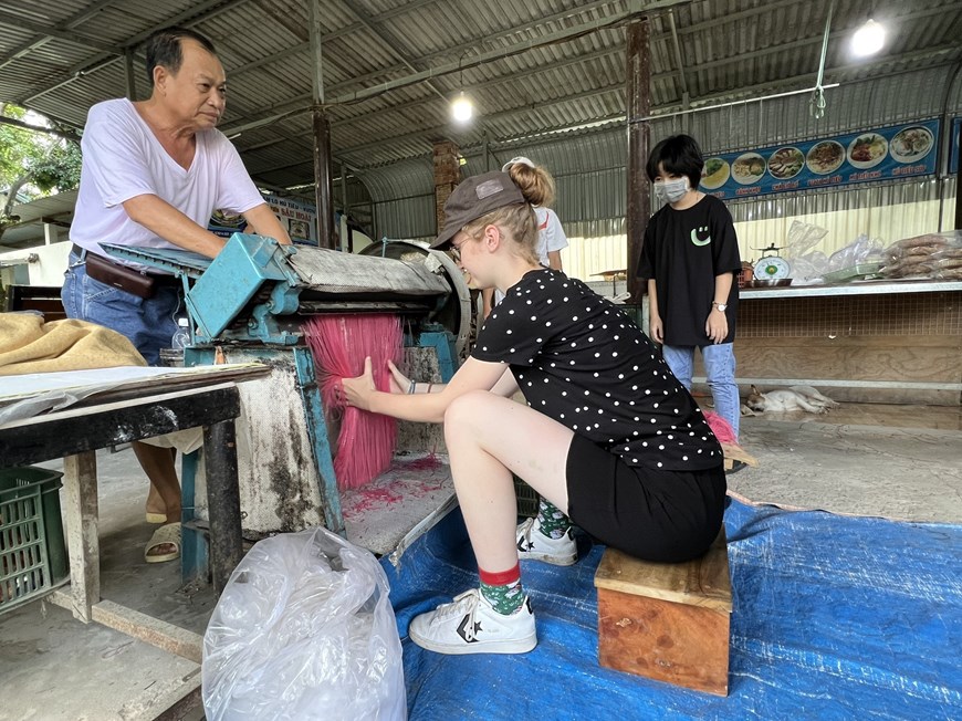 Độc đáo Cần Thơ: Lò hủ tiếu đa sắc “có một không hai” khiến ai đến cũng đều mê mệt vì vừa đẹp vừa ngon - Ảnh 4.