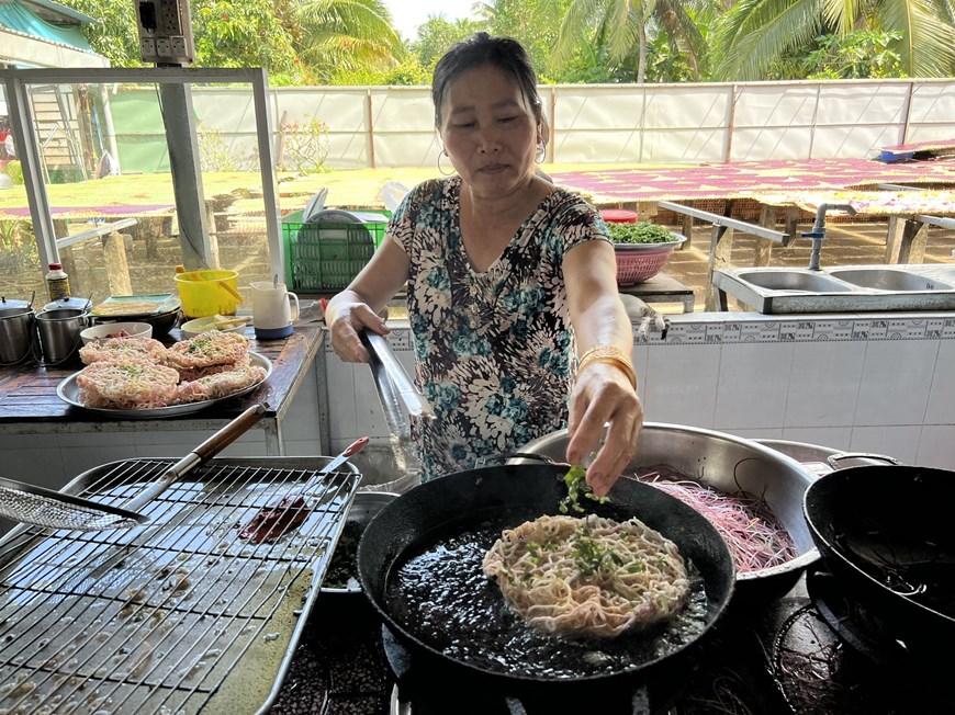 Độc đáo Cần Thơ: Lò hủ tiếu đa sắc “có một không hai” khiến ai đến cũng đều mê mệt vì vừa đẹp vừa ngon - Ảnh 5.