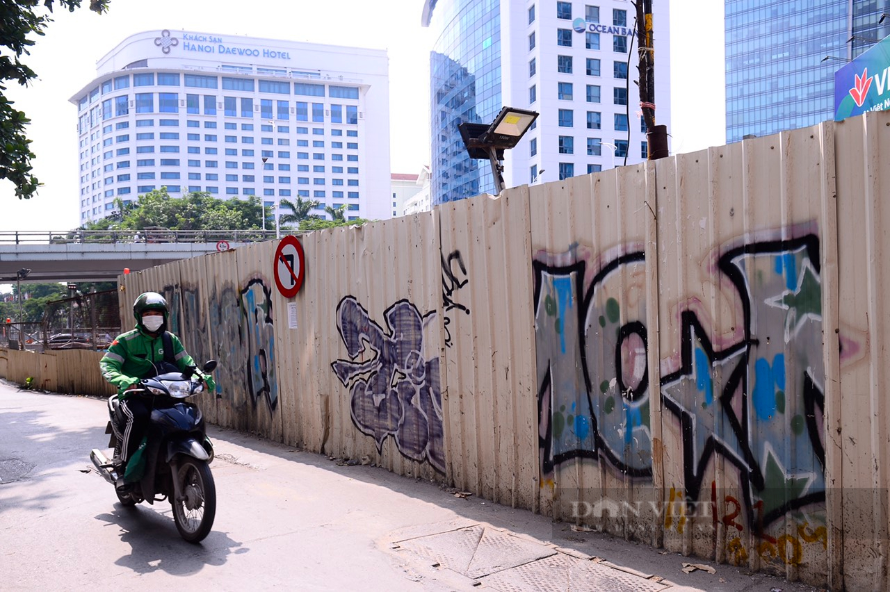 Các hình vẽ graffiti tự phát với các nội dung khó hiểu xuất hiện tràn lan tại công trình công cộng và nhà dân - Ảnh 8.