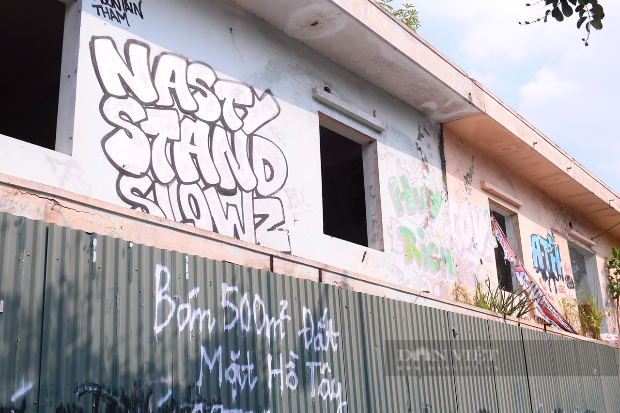 Các hình vẽ graffiti tự phát với các nội dung khó hiểu xuất hiện tràn lan tại công trình công cộng và nhà dân - Ảnh 10.