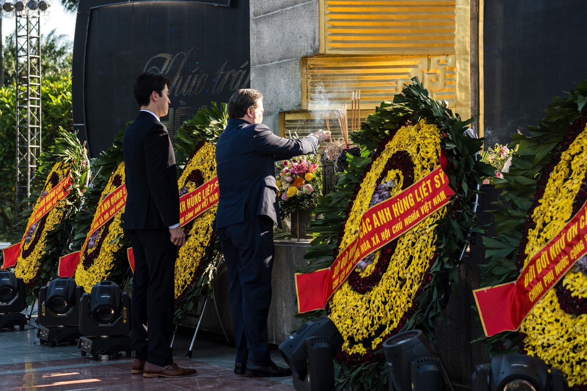 Đại sứ Mỹ Marc Knapper thắp hương tại Đài tưởng niệm các anh hùng liệt sỹ Việt Nam nhân 27/7 - Ảnh 1.