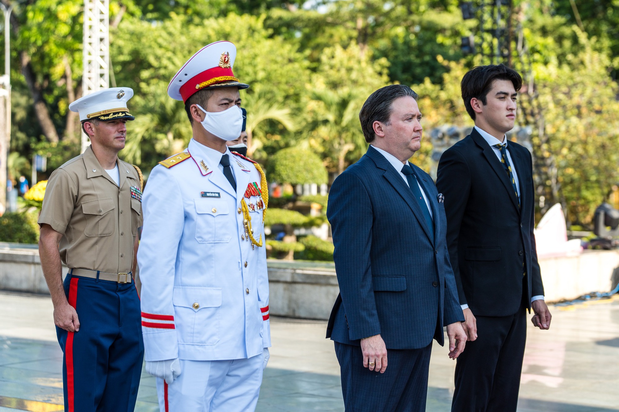 Đại sứ Mỹ Marc Knapper thắp hương tại Đài tưởng niệm các anh hùng liệt sỹ Việt Nam nhân 27/7 - Ảnh 2.