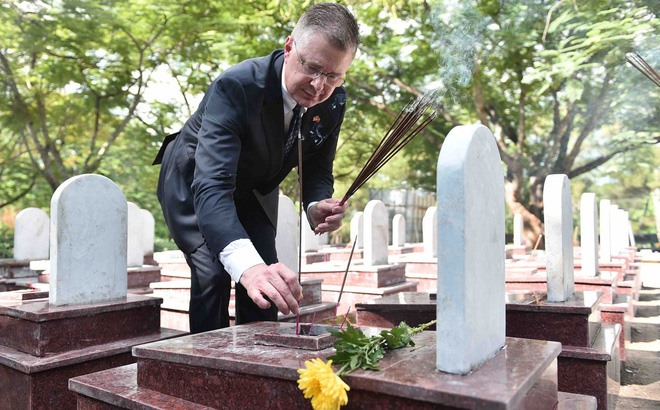 Đại sứ Mỹ Marc Knapper thắp hương tại Đài tưởng niệm các anh hùng liệt sỹ Việt Nam nhân 27/7 - Ảnh 3.