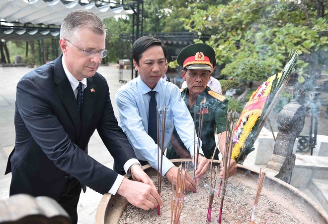 Đại sứ Mỹ Marc Knapper thắp hương tại Đài tưởng niệm các anh hùng liệt sỹ Việt Nam nhân 27/7 - Ảnh 4.